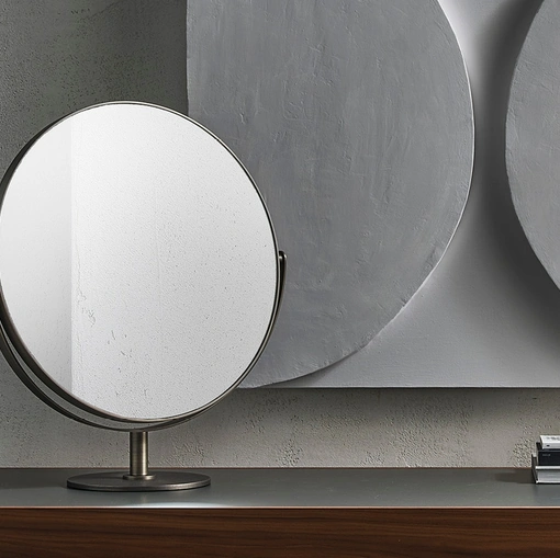 Specchio orientabile con cornice in ottone Afrodite di Porada