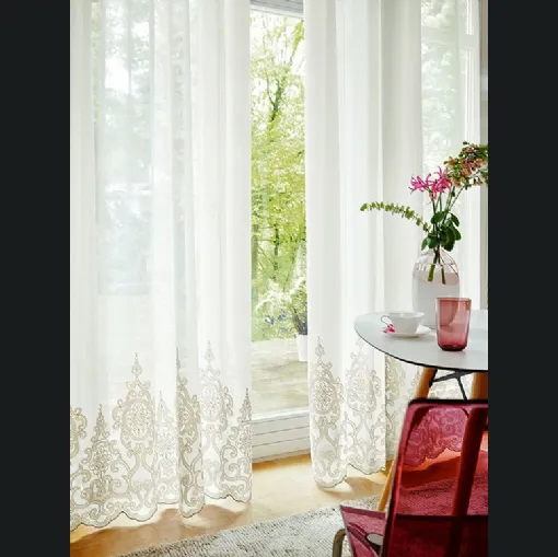 Tenda moderna con bordo ricamato Agnes di Ado