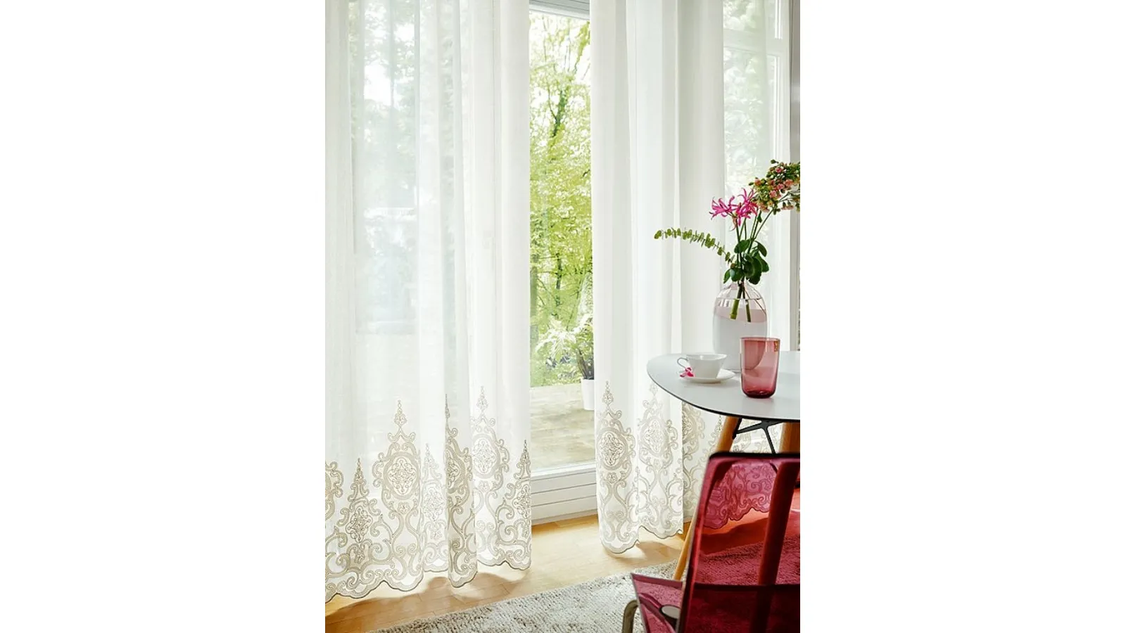 Tenda moderna con bordo ricamato Agnes di Ado