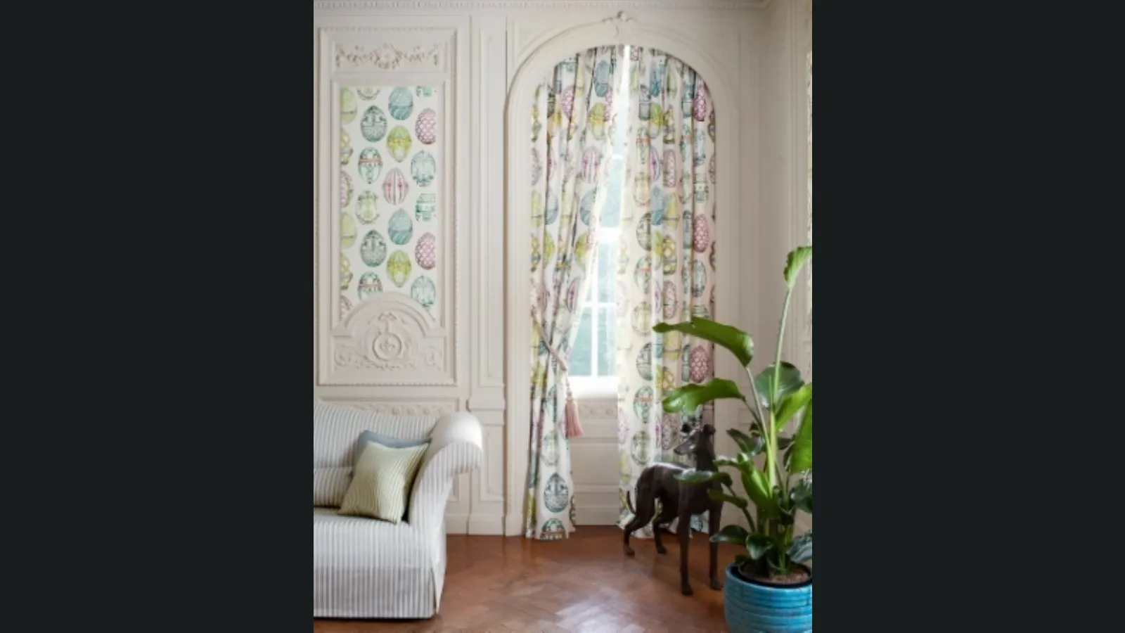 Tenda dai colori pastello ispirata alle uova di Fabergè Anastasia di Manuel Canovas