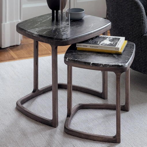 Tavolino con piano in marmo e base in massello di frassino Antigone di Porada