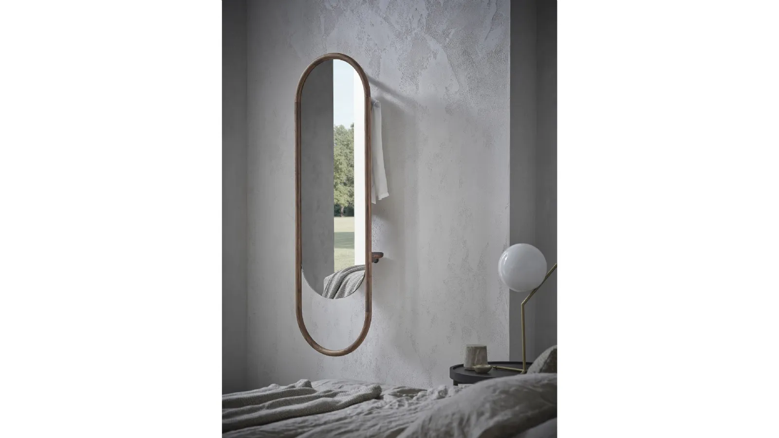 Specchiera con cornice in legno massello e ripiano svuotatasche sul retro Backstage di Porada