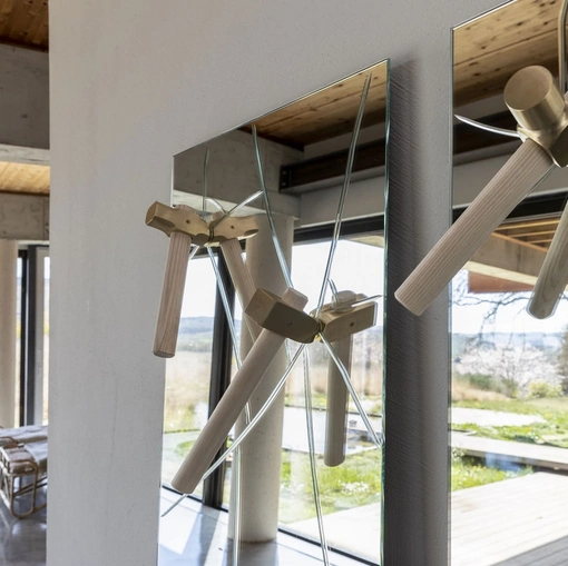 Appendiabiti a forma di martello con specchio Bastaaa di Mogg