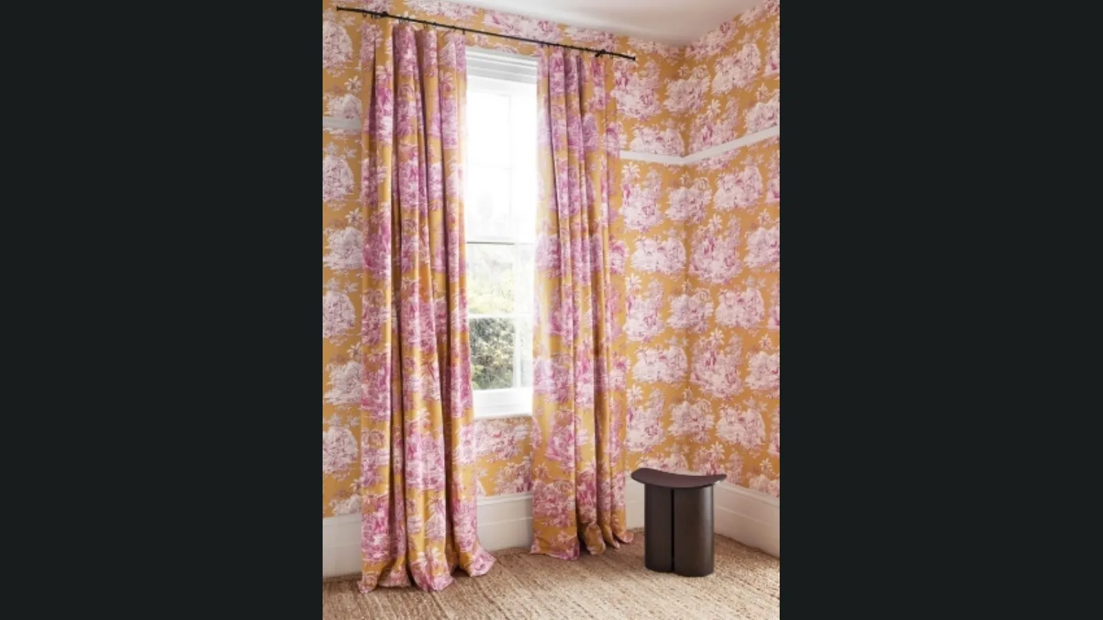 Tenda con disegno di ispirazione indiana abbinata alla tapezzeria Bengale di Manuel Canovas