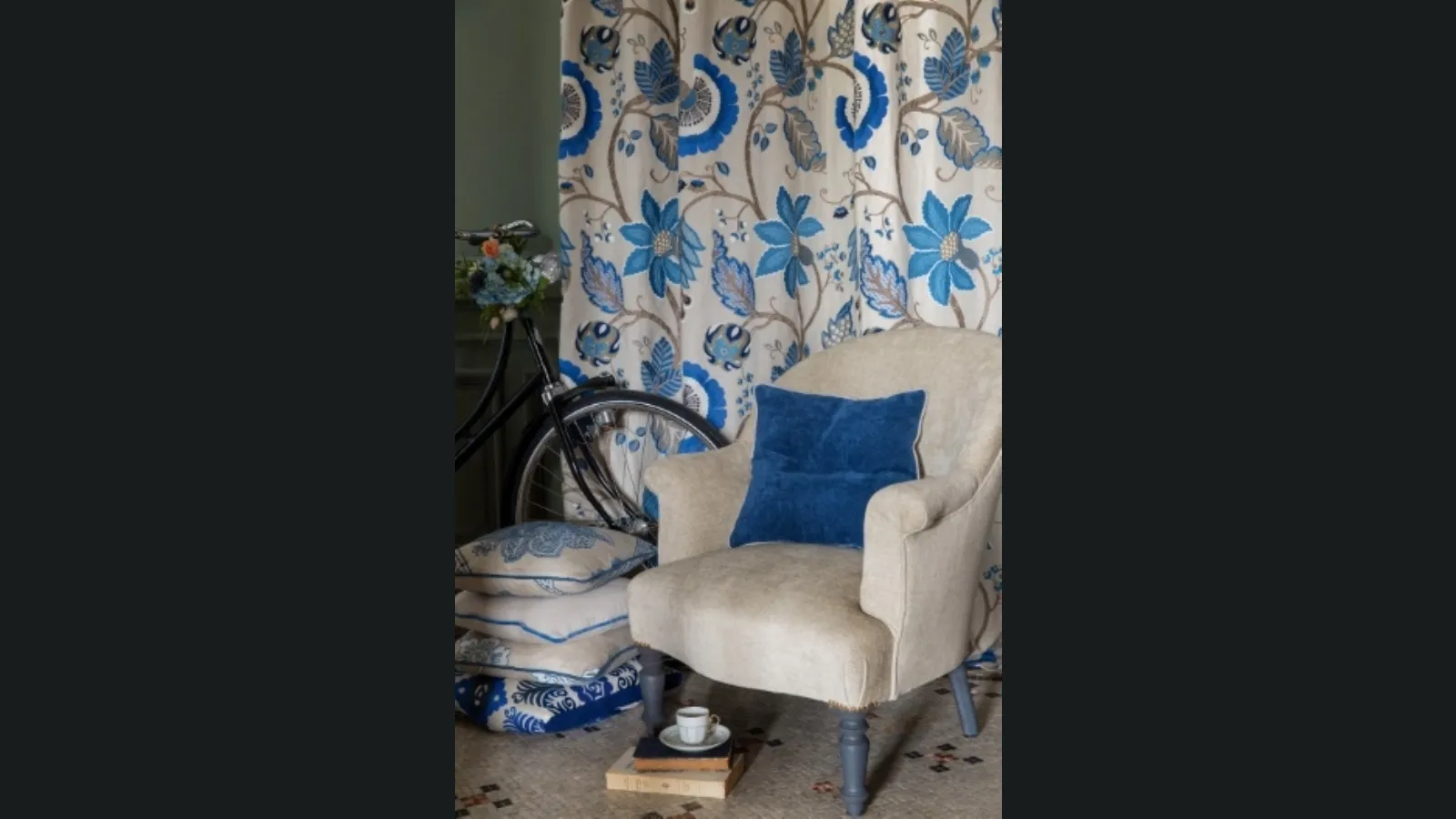 Tenda con fiori azzurri su fondo chiaro Bordeaux di Manuel Canovas