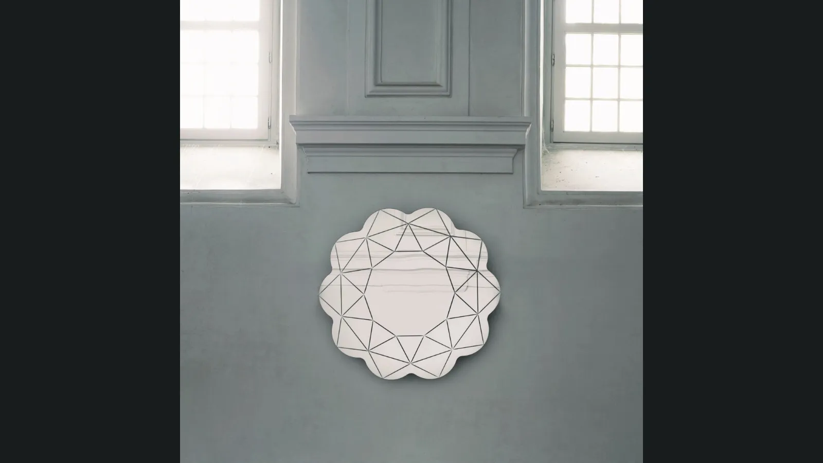 Specchio Brillante dalla forma originale di Glas Italia