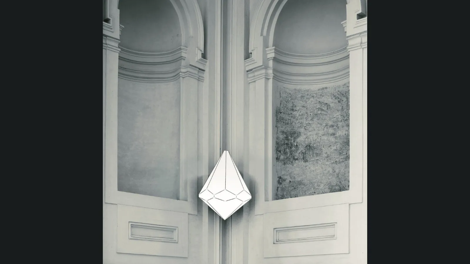 Specchio Brillante in cristallo sagomato con incisioni di Glas Italia