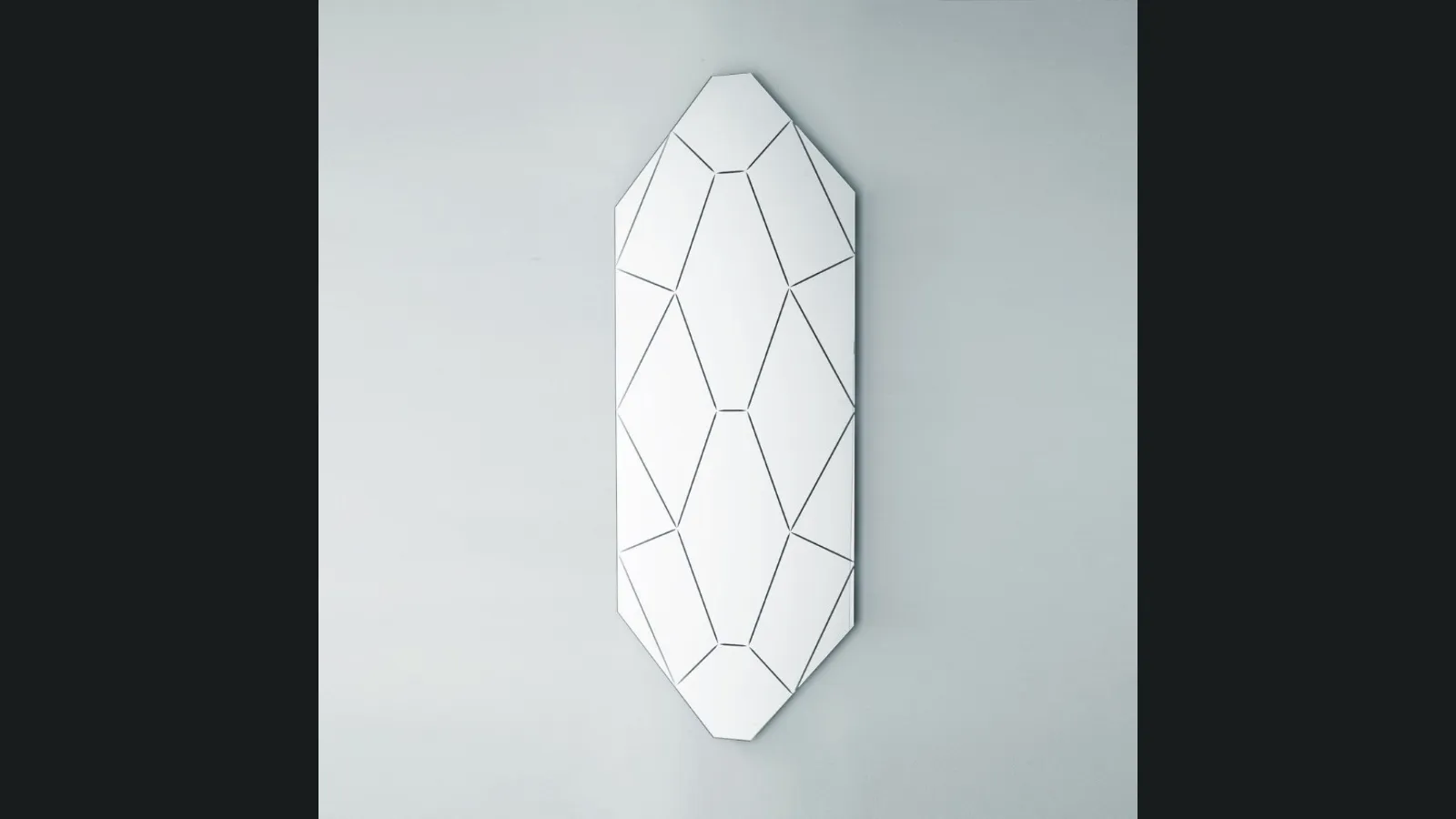 Specchio Brillante in cristallo sagomato con decorazioni incise di Glas Italia