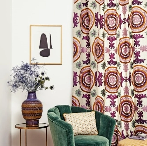 Tenda con motivi colorati su fondo chiaro Castillon di Manuel Canovas