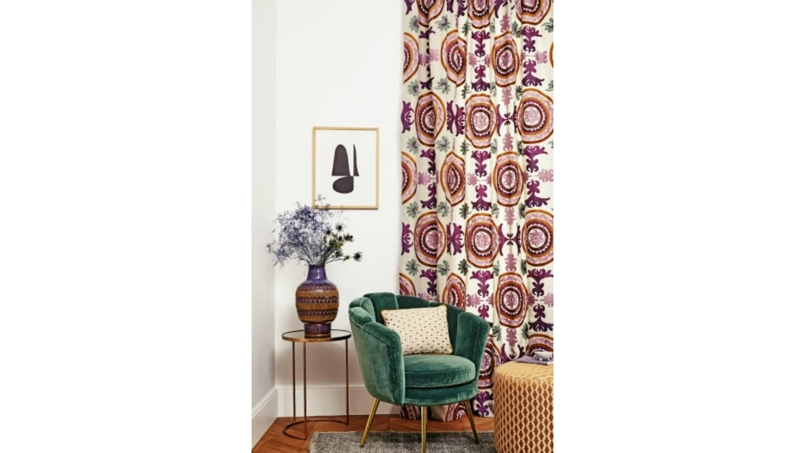 Tenda con motivi colorati su fondo chiaro Castillon di Manuel Canovas