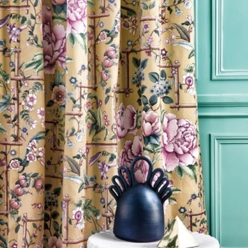Tenda con peonie rosa su fondo ocra Courances di Manuel Canovas