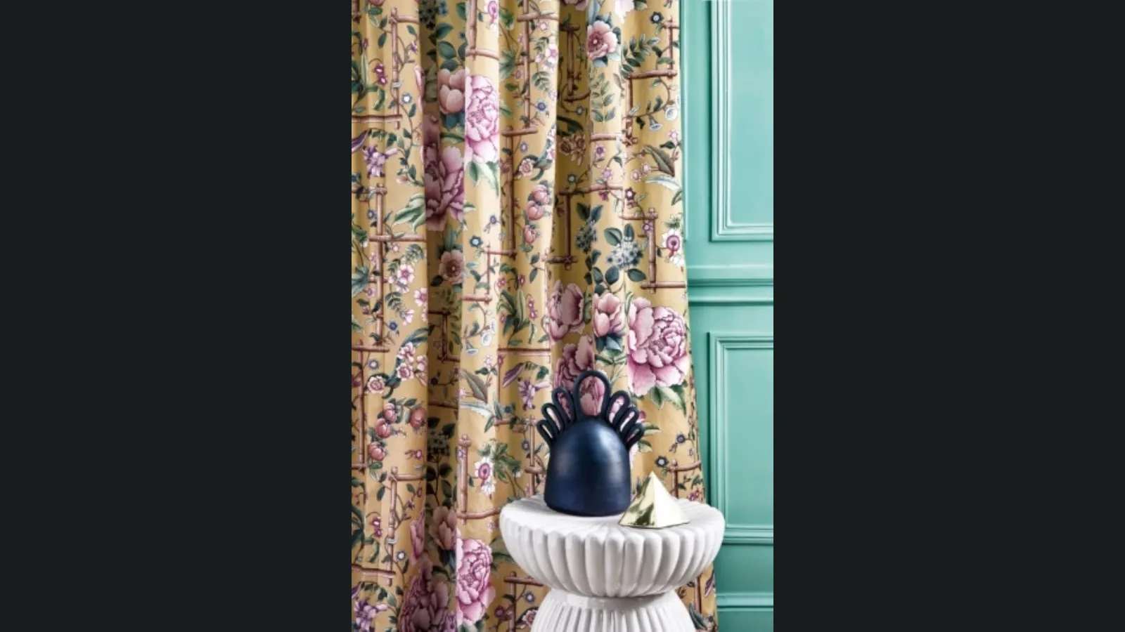 Tenda con peonie rosa su fondo ocra Courances di Manuel Canovas