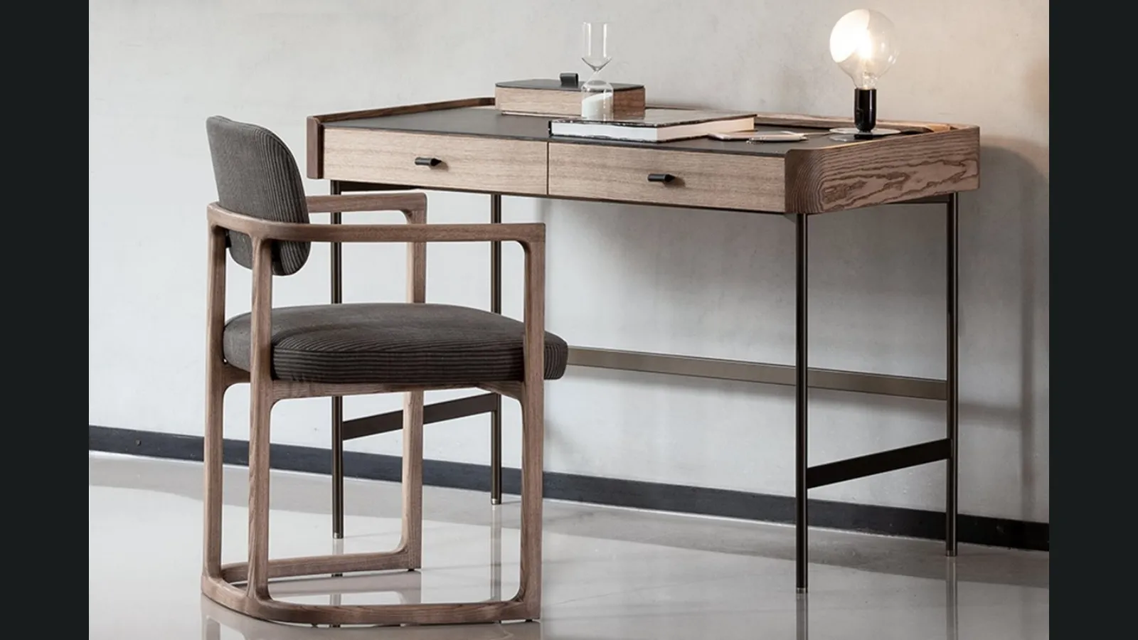 Scrittoio in massello di frassino Dafto di Porada