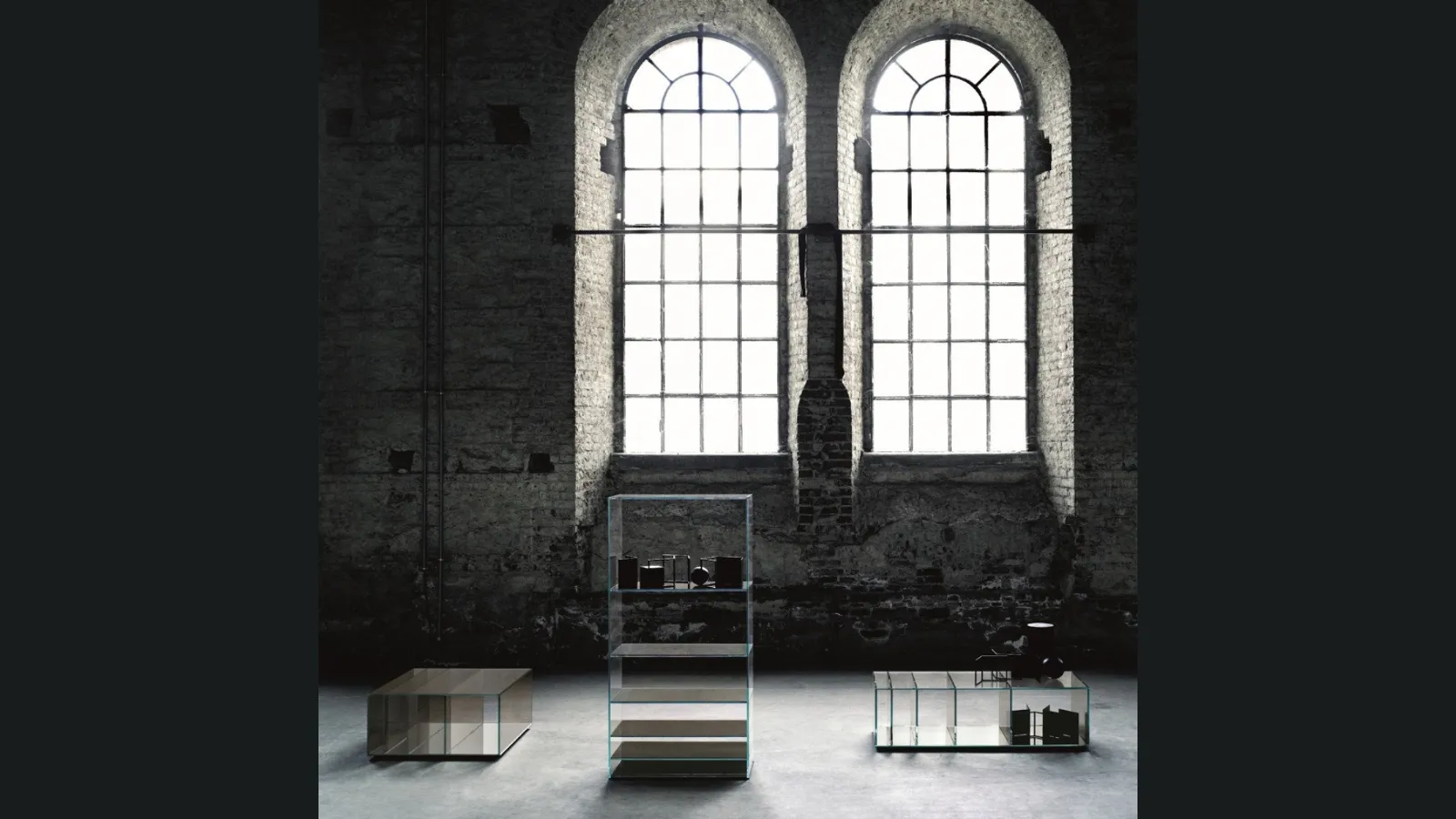 Tavolini Deep Sea con libreria/contenitore in cristallo trasparente colorato nei toni del grigio di Glas Italia