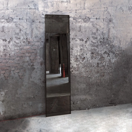 Specchio in cristallo trasparente e a specchio nella parte centrale con lampada che si accende tirando un cordone di colore Rosso Diva di Glas Italia