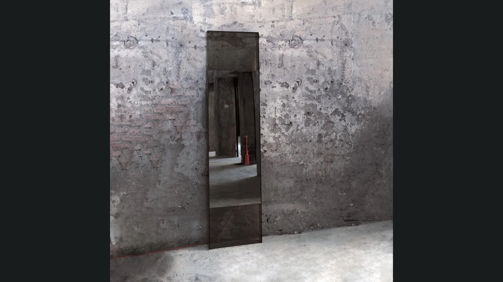 Specchio in cristallo trasparente e a specchio nella parte centrale con lampada che si accende tirando un cordone di colore Rosso Diva di Glas Italia