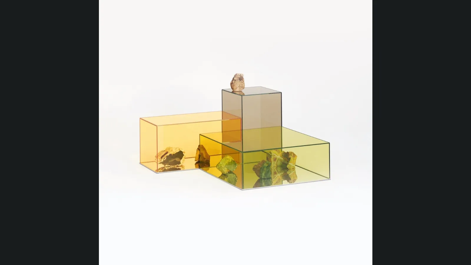 Tavolino espositore Donald in tre misure in cristallo trasparente colorato di Glas Italia