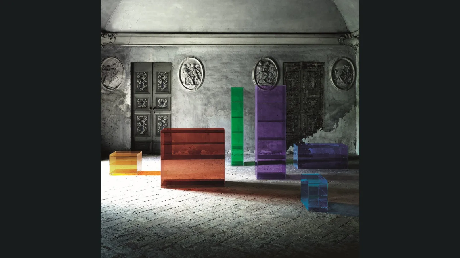 Contenitori Dr Jekyll and Mr Hyde in cristallo colorato di varie dimensioni di Glas Italia