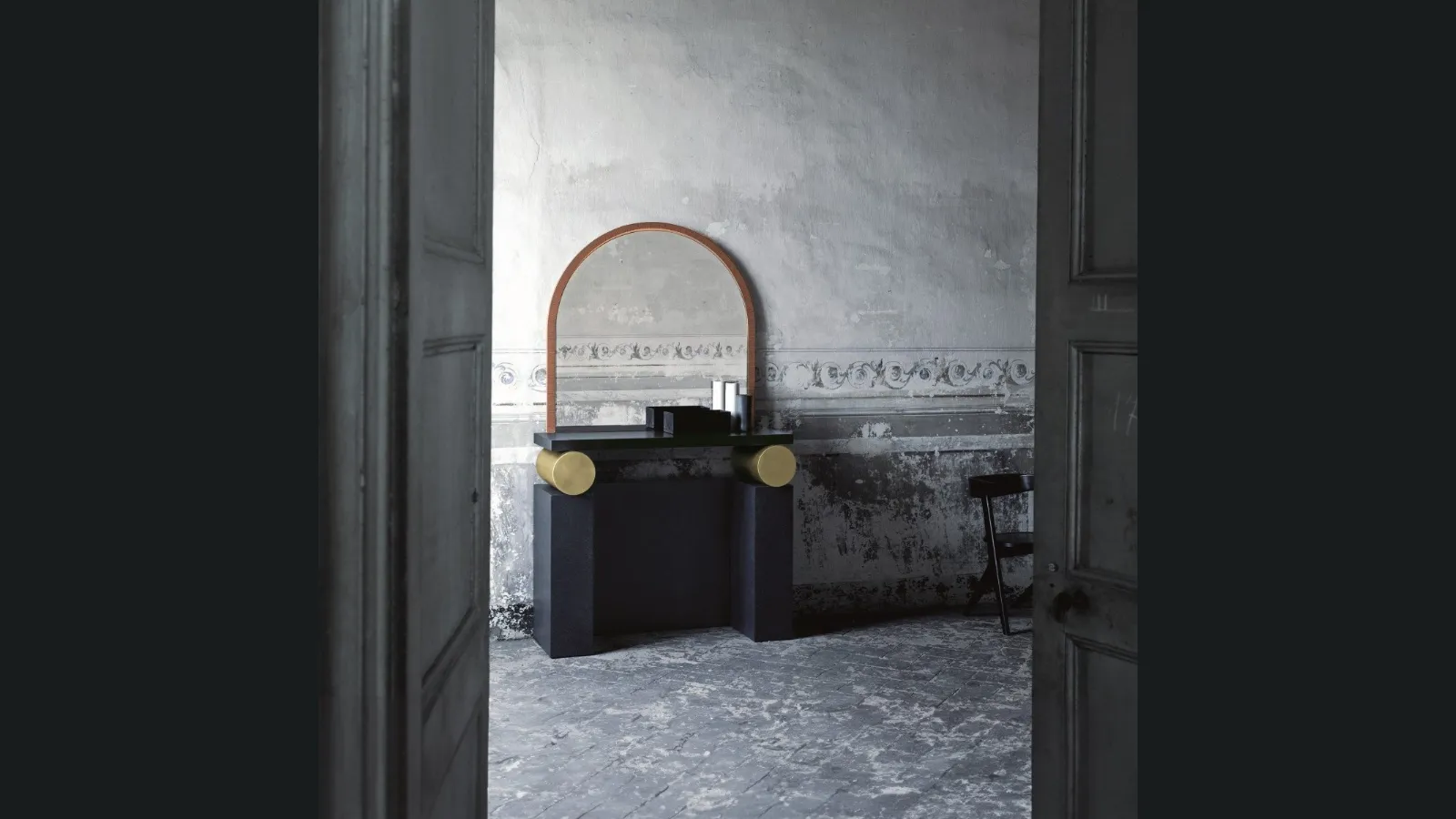 Specchiera da terra Etrusco di Glas Italia