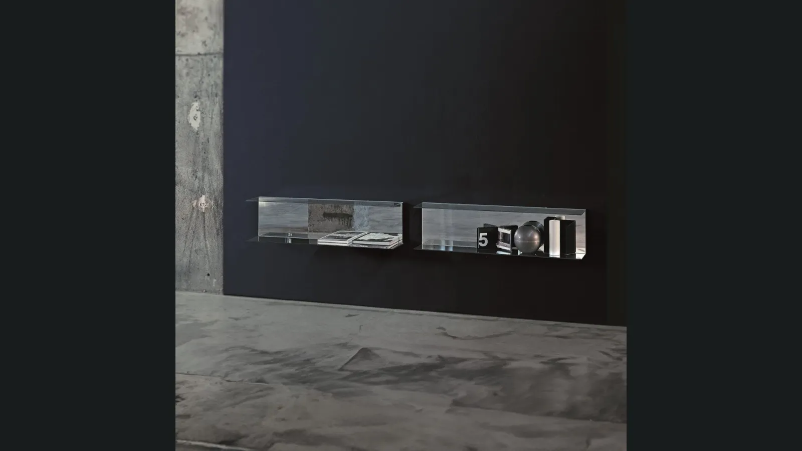 Mensole Everywhere con schienale in specchio e doppio ripiano in cristallo trasparente extralight di Glas Italia