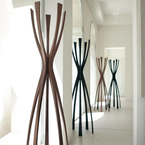 Appendiabiti di design in legno massello Flamingo di Porada