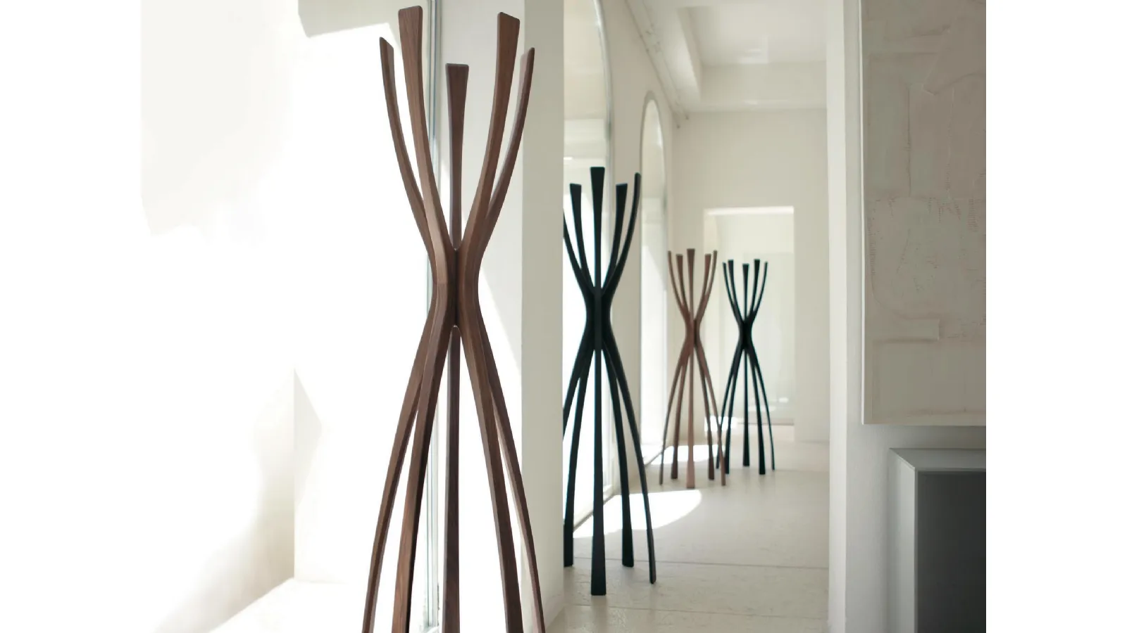 Appendiabiti di design in legno massello Flamingo di Porada