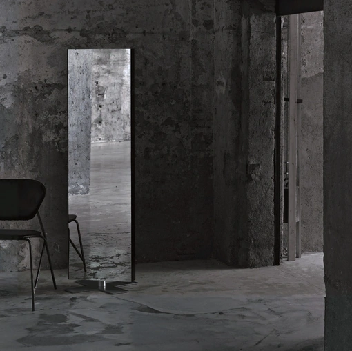 Specchio da terra bifacciale e girevole Giano a Stelo con base in acciaio di Glas Italia