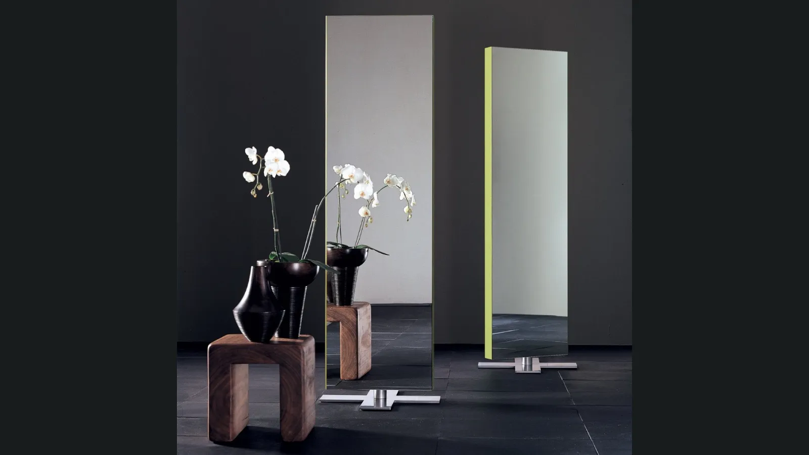 Specchio da terra bifacciale e girevole Giano a Stelo con base in acciaio di Glas Italia