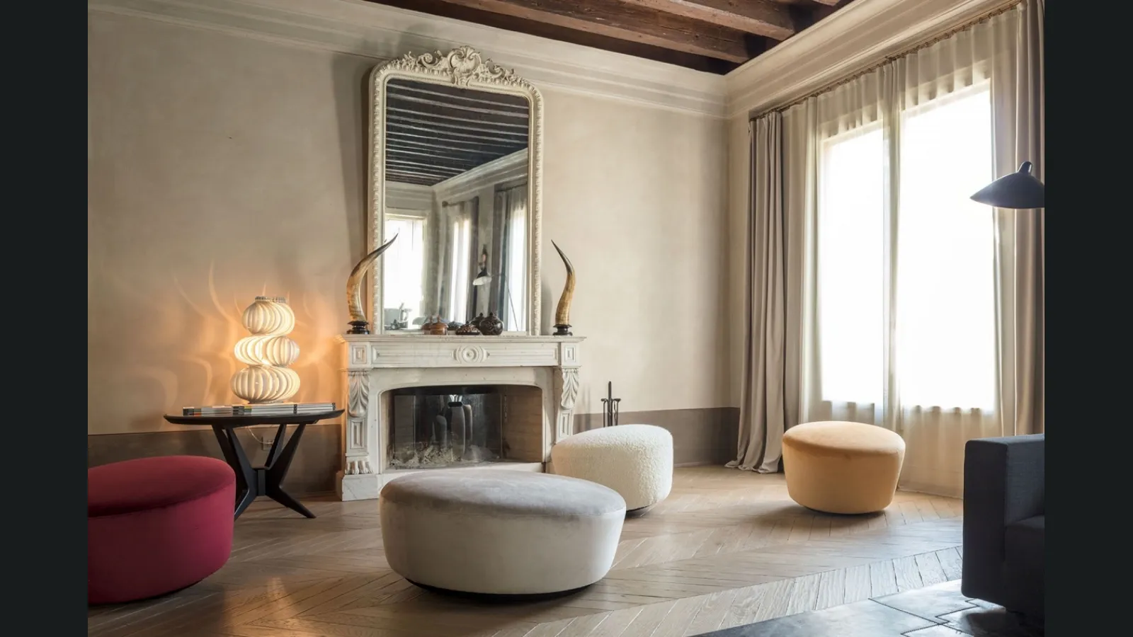 Pouf oscillanti in tessuto con basamento in legno rivestito in panno antirumore Gigio&Gigione di Mogg