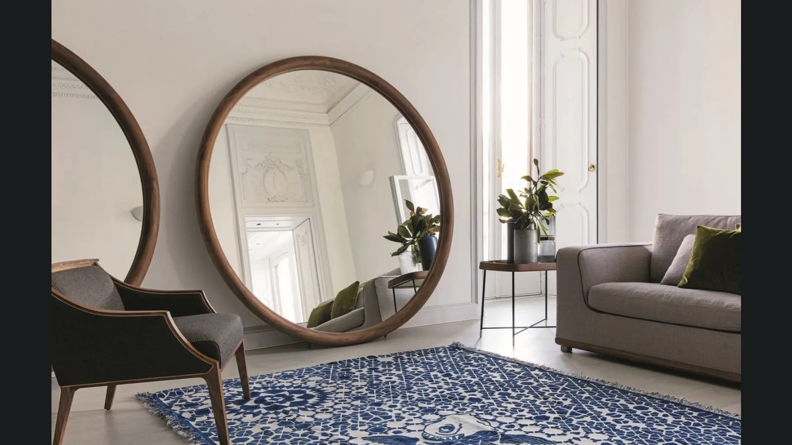 Specchio tondo da appoggio con cornice in legno massello Giove di Porada