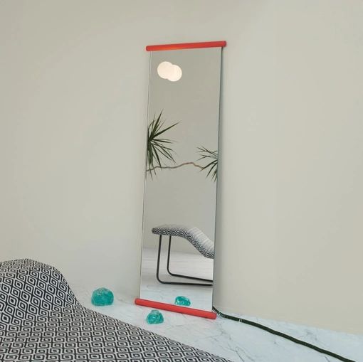 Specchio da terra Ecco in cristallo extralight rifinito alle estremità superiore e inferiore da due barre cilindriche verniciate effetto gomma con lampada dimmerabile di Glas Italia