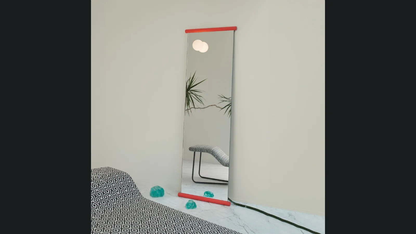 Specchio da terra Ecco in cristallo extralight rifinito alle estremità superiore e inferiore da due barre cilindriche verniciate effetto gomma con lampada dimmerabile di Glas Italia