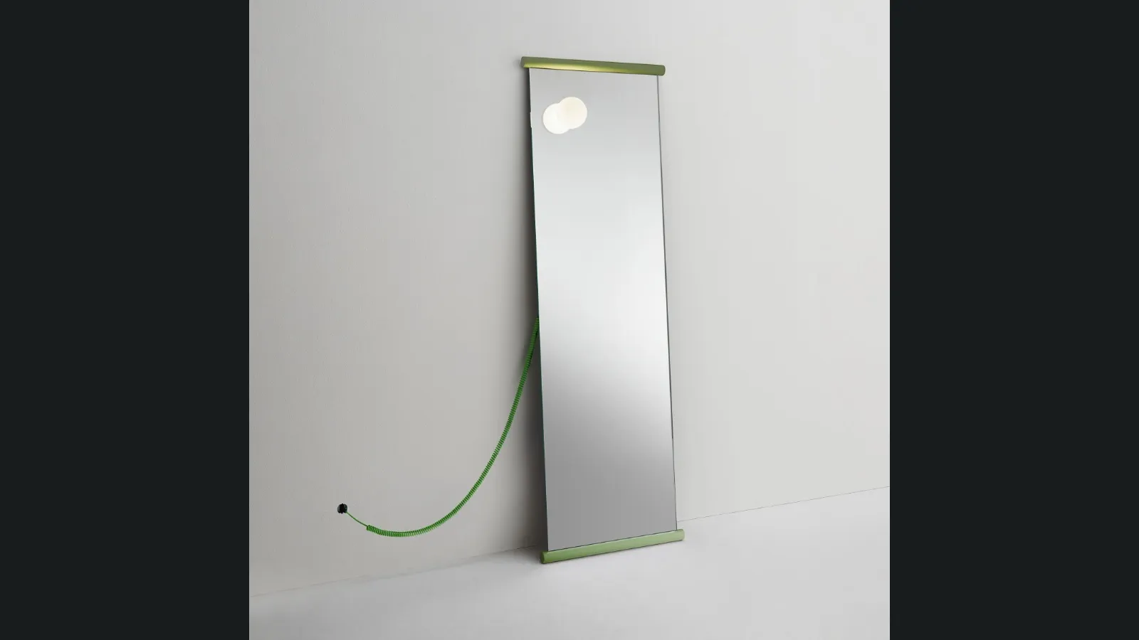 Specchio Ecco con lampada dimmerabile di Glas Italia