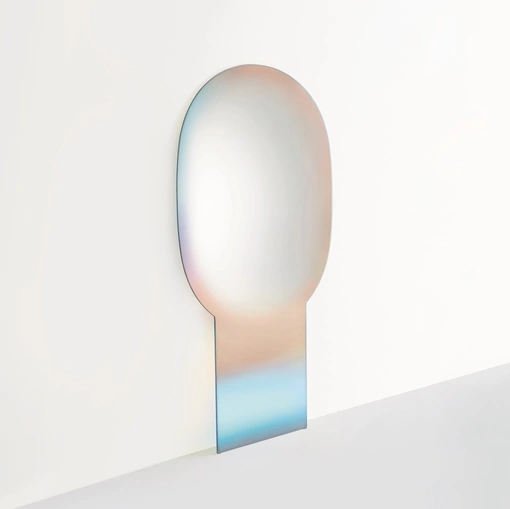 Specchio Shimmer con sfumatura digradante e finitura multicromatica cangiante di Glas Italia
