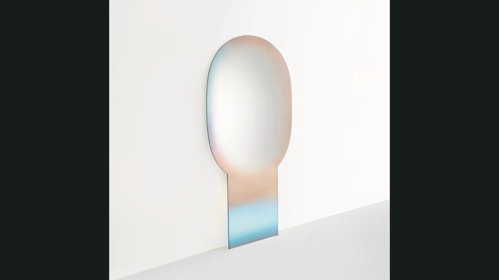 Specchio Shimmer con sfumatura digradante e finitura multicromatica cangiante di Glas Italia