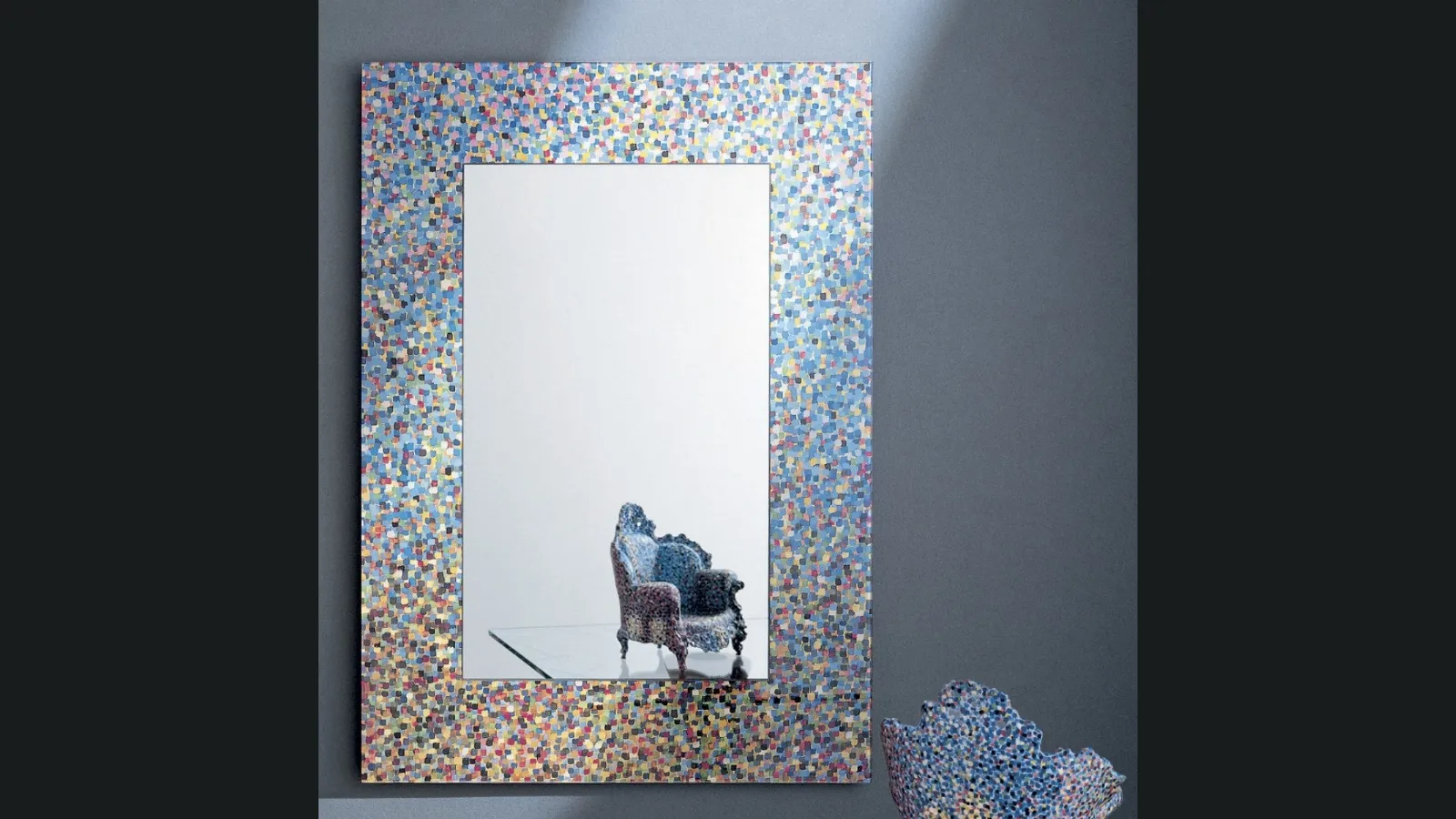 Specchio di Proust con una cornice policroma, caratterizzata da una texture di segni a punta di pennellodi Glas Italia