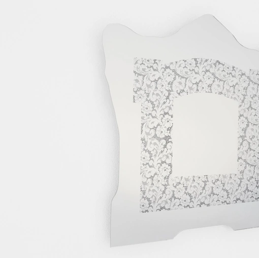 Specchio Spizzo con inserto in pizzo specchiante di Glas Italia