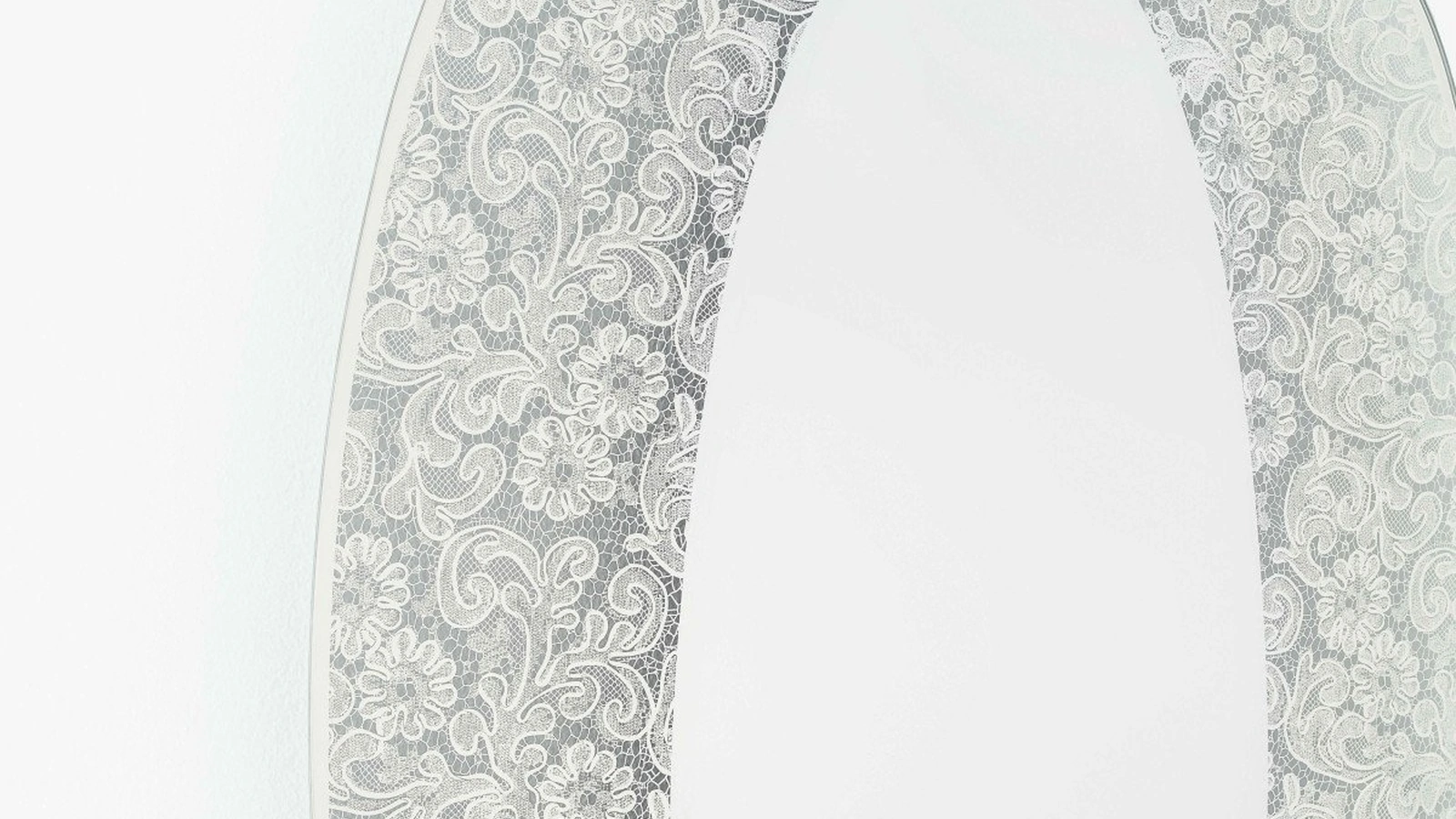 Specchio Spizzo con inserto in pizzo specchiante di Glas Italia