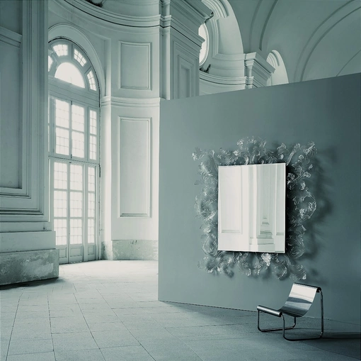 Specchio Sturm und Drang con cornice in cristallo di Murano di Glas Italia