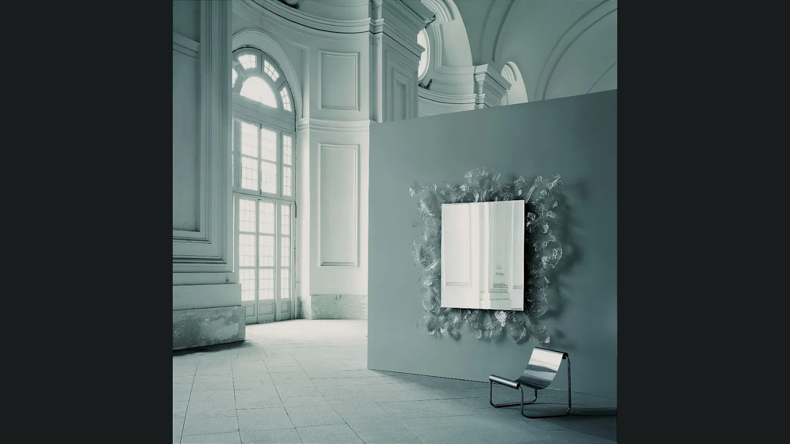 Specchio Sturm und Drang con cornice in cristallo di Murano di Glas Italia