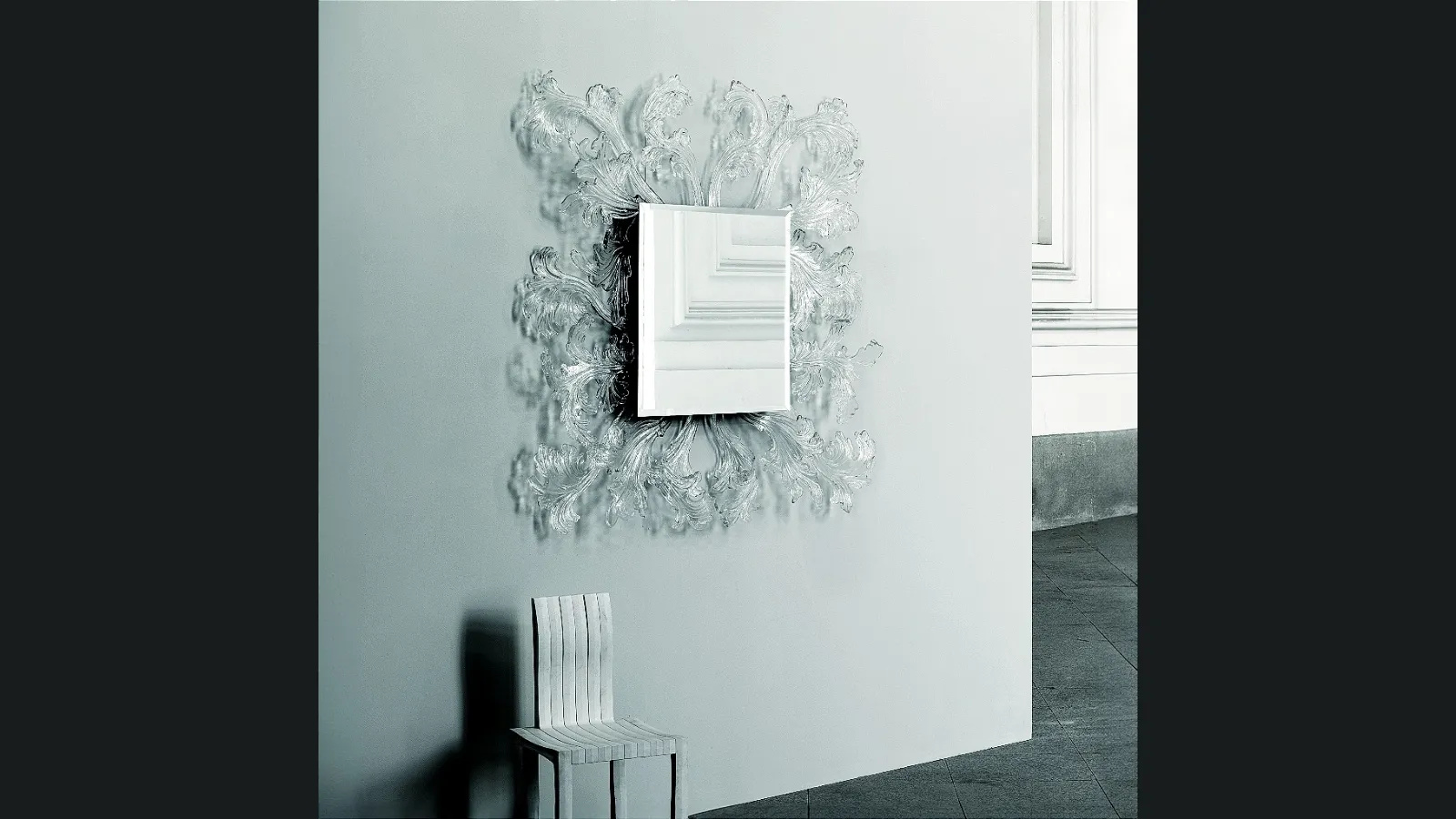 Specchio Sturm und Drang con cornice in cristallo di Murano di Glas Italia