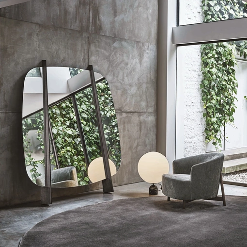 Specchiera da appoggio con struttura in massello di frassino Gong di Porada