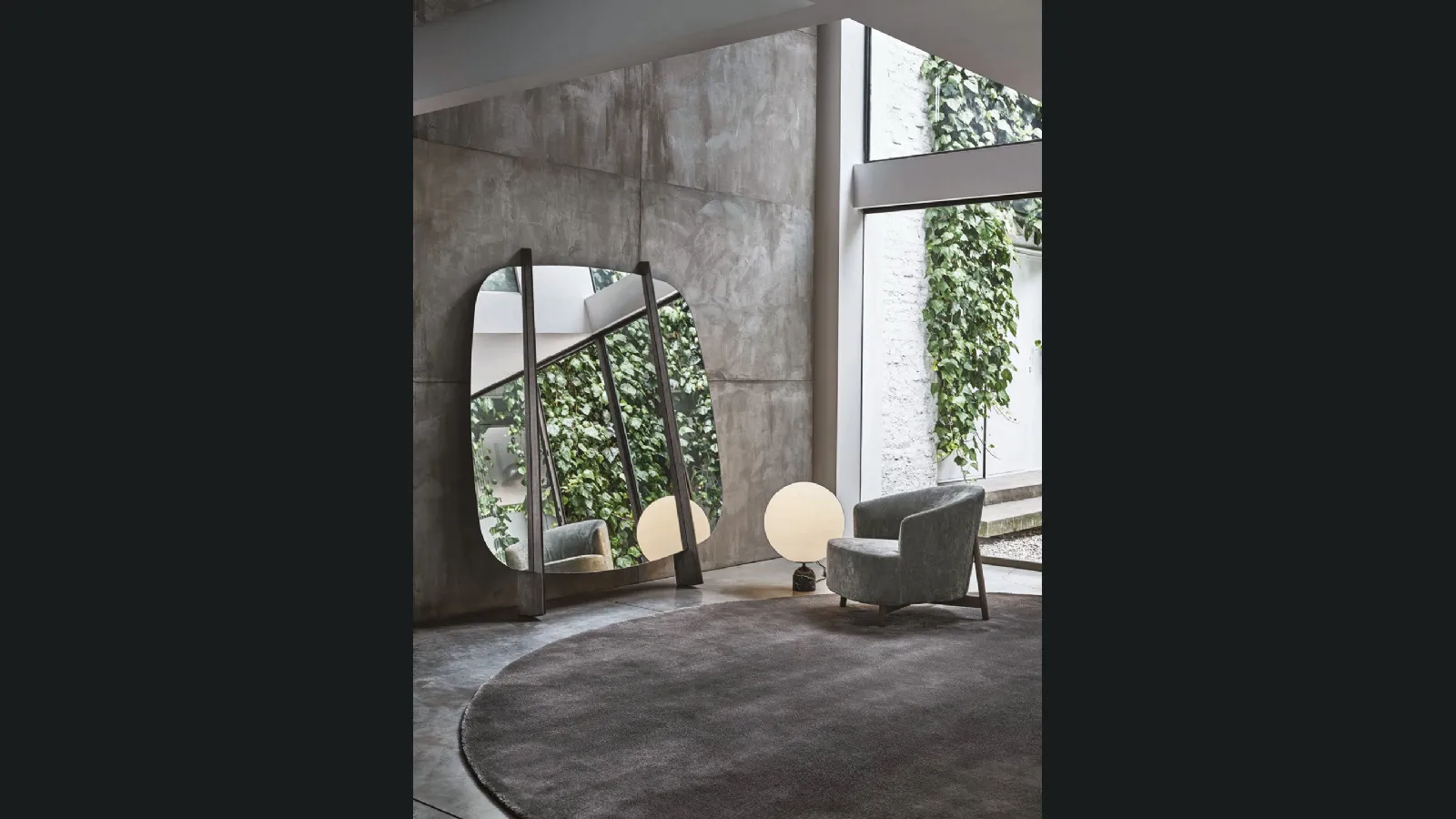 Specchiera da appoggio con struttura in massello di frassino Gong di Porada