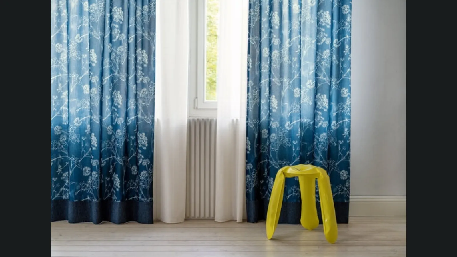 Tenda moderna con elemento floreale su fondo colorato Harvest di Ado