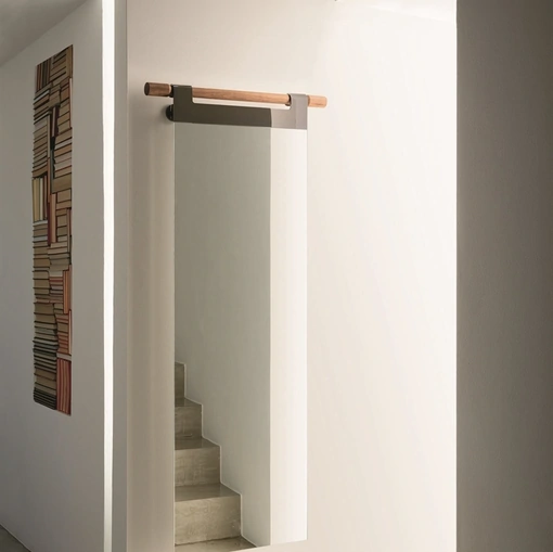 Specchiera da parete con supporto in massello di noce canaletta Hook di Porada