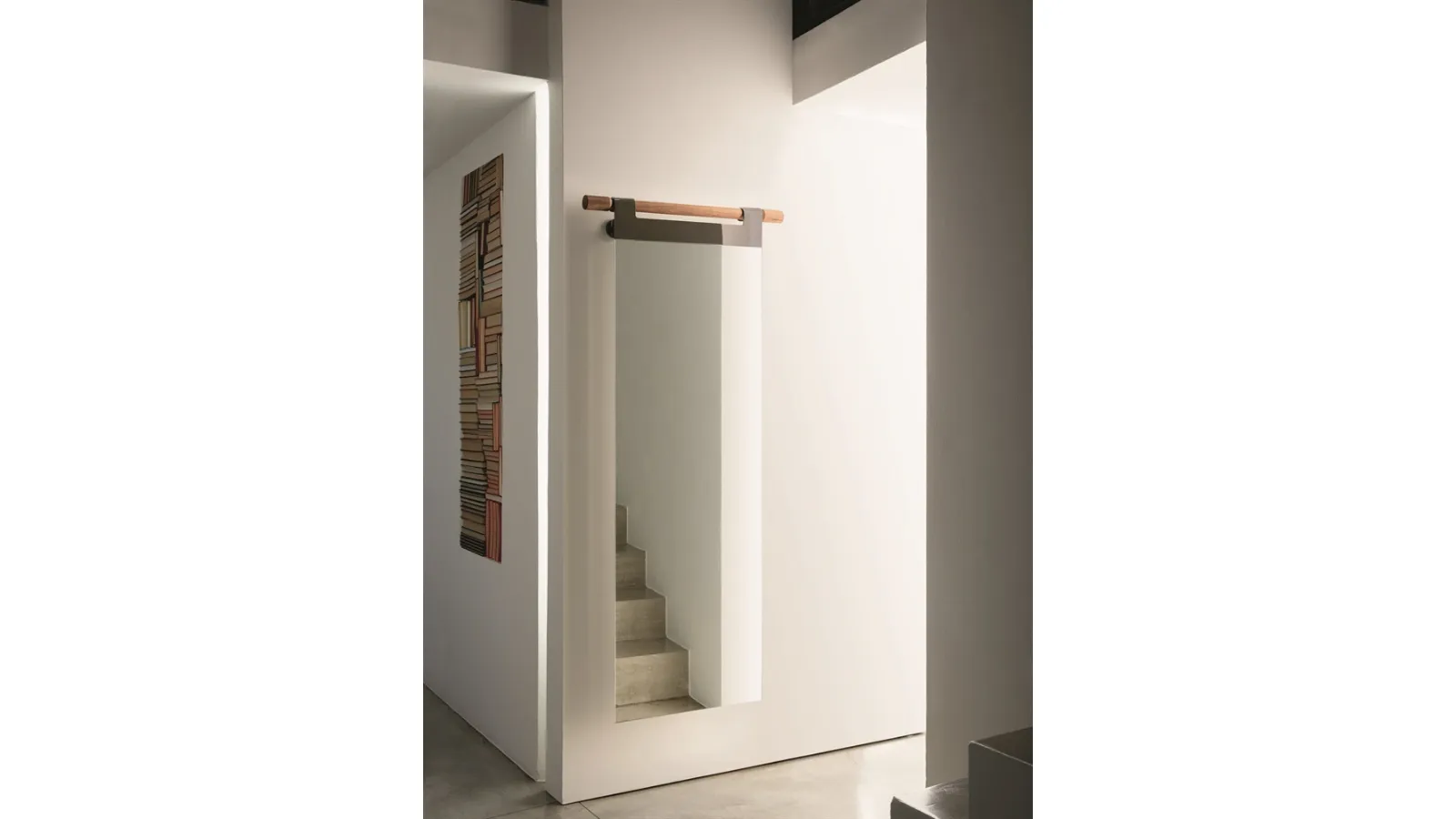 Specchiera da parete con supporto in massello di noce canaletta Hook di Porada