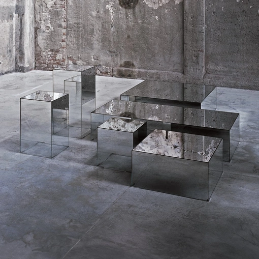 Tavolini Illusion a forma di parallelepipedo con piano con finitura a specchio e fianchi a specchio sfumato digradante realizzati in cristallo extralight di Glas Italia