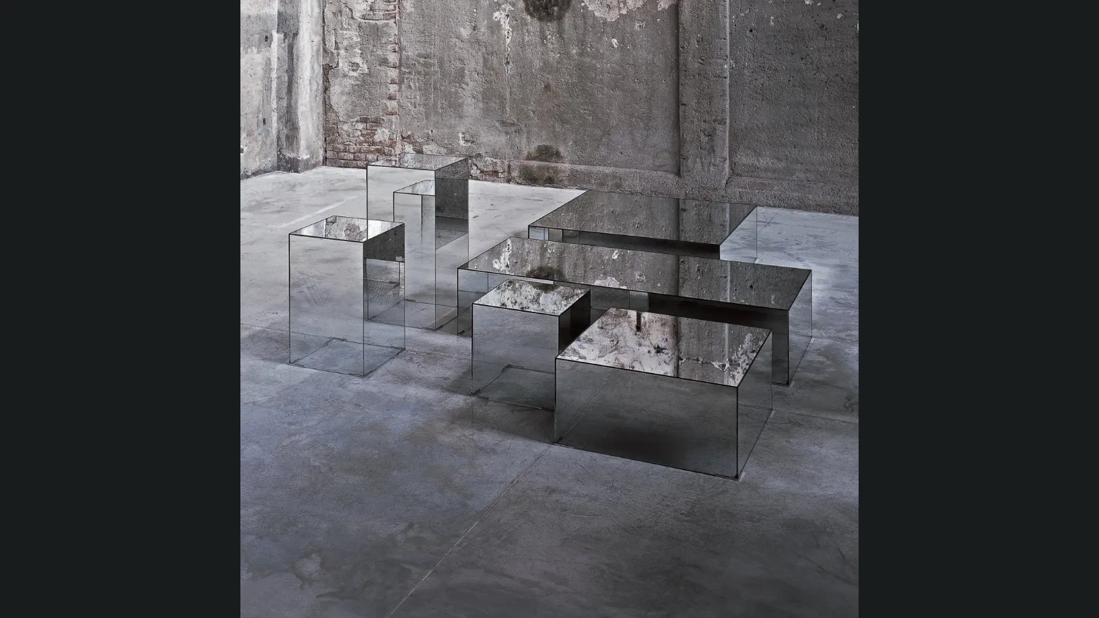 Tavolini Illusion a forma di parallelepipedo con piano con finitura a specchio e fianchi a specchio sfumato digradante realizzati in cristallo extralight di Glas Italia