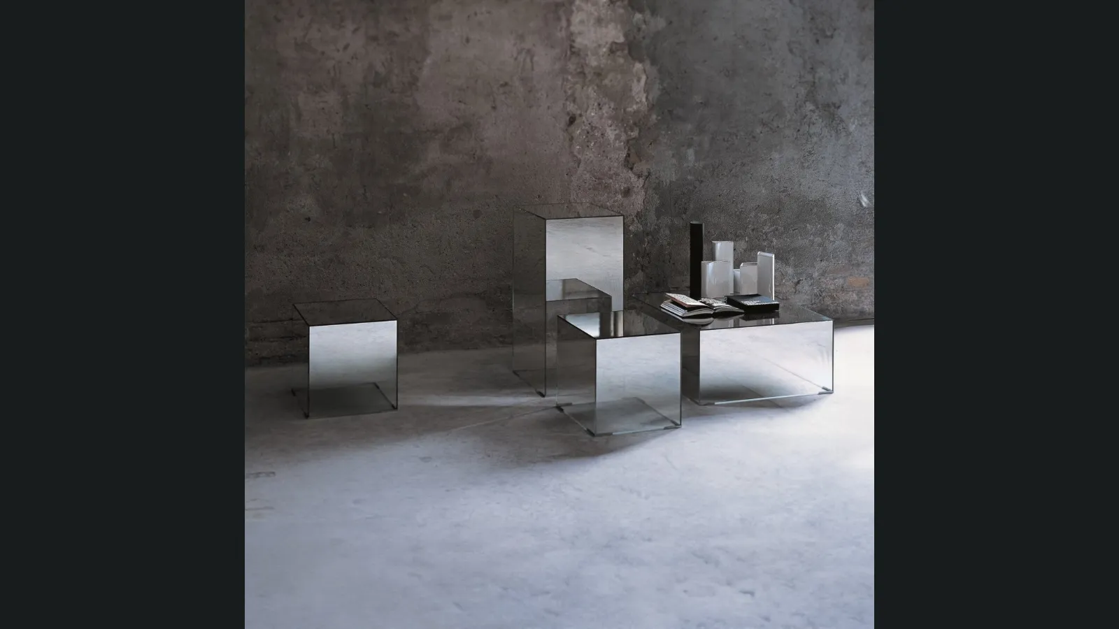 Tavolini Illusion a forma di parallelepipedo con piano con finitura a specchio e fianchi a specchio sfumato digradante realizzati in cristallo extralight di Glas Italia