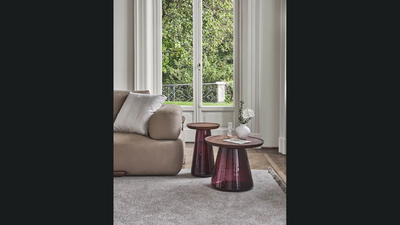 Tavolino Jig con top in noce e base in vetro di Porada